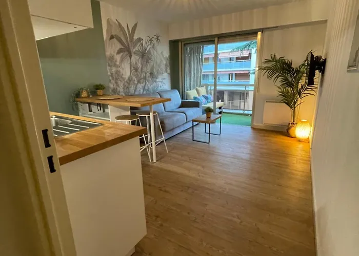 Carre D'or Juan Les Pins Апартаменти